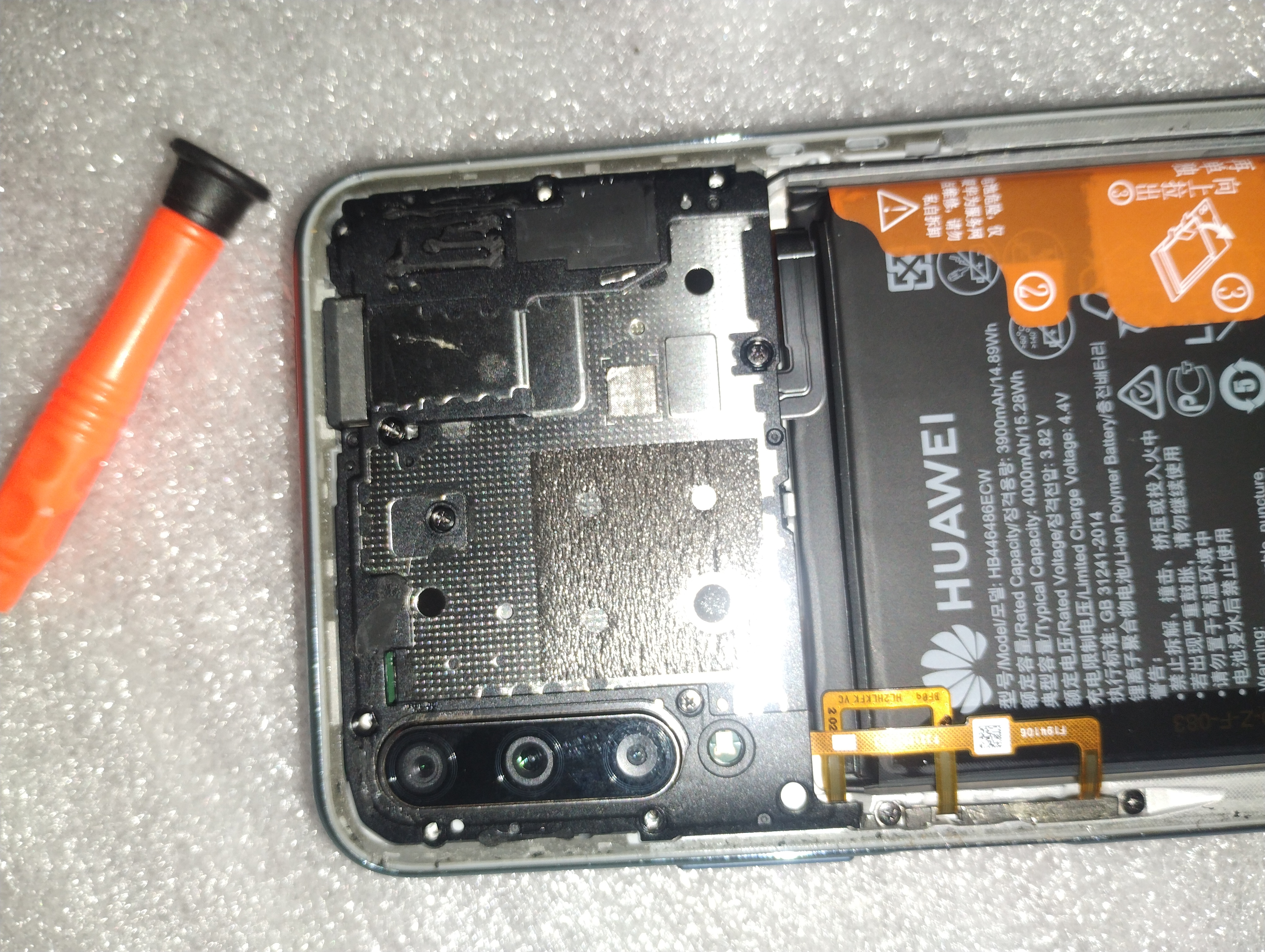 Reparación de celular con microscopio